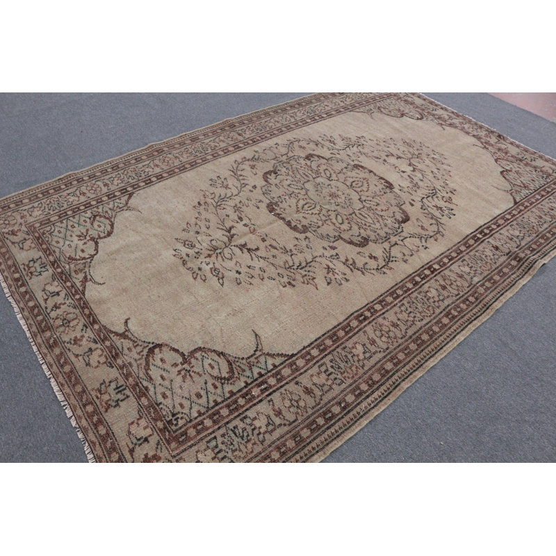 Tapis turc beige fait à la main avec motif floral, idéal pour les grands espaces extérieurs