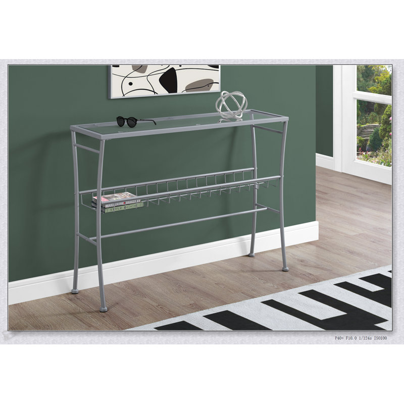 Élégante console étroite avec plateau en verre trempé transparent et structure en métal argenté pour les entrées et les salons modernes