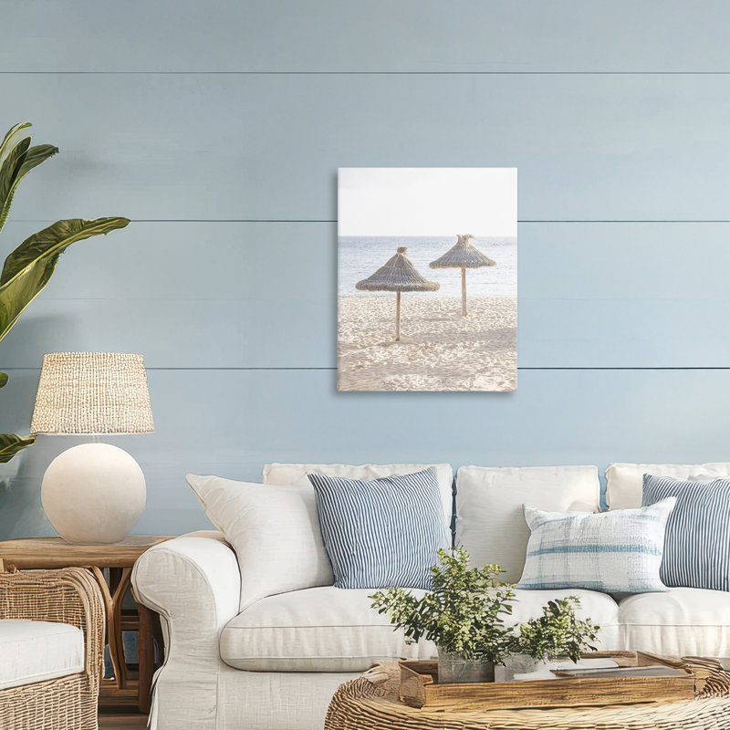 Parasols de paille sur toile de plage, design par Sissi et Seb, H 30 po x l 24 po
