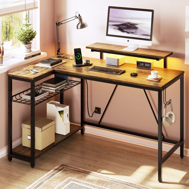Bureau d'ordinateur en L de 52 po avec prise de courant Nedyo, bureau de jeu à DEL avec tablettes, Brun rustique