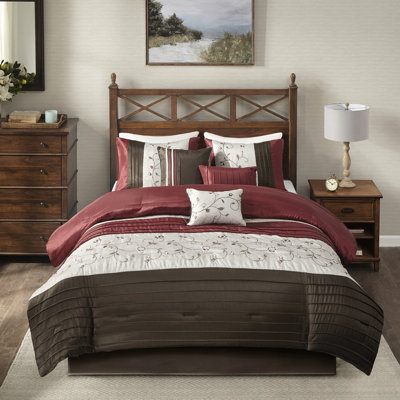 Édredon 7 pièces pour grand lit rouge - Broderie élégante sur bourre, 2 taies décoratives, 3 coussins, 1 jupe avec détails décoratifs inclus