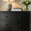 Commode haute Umer, 6 tiroirs, boutons ronds, base de socle, bois noir-129099800
