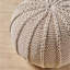 Pouf tricoté pour le salon