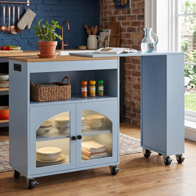 Îlot de cuisine sur roulettes avec table allongée Chariot de rangement de cuisine en panneau de fibres à densité moyenne avec prises de courant DEL 2 portes en verre cannelé côté 3 tablettes ouvertes Prise US bleue