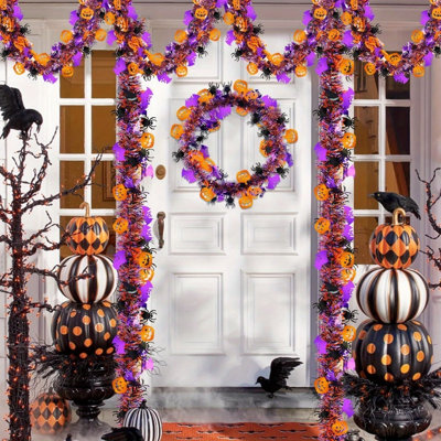 Guirlandes d'Halloween avec guirlandes de Noël et citrouille orange