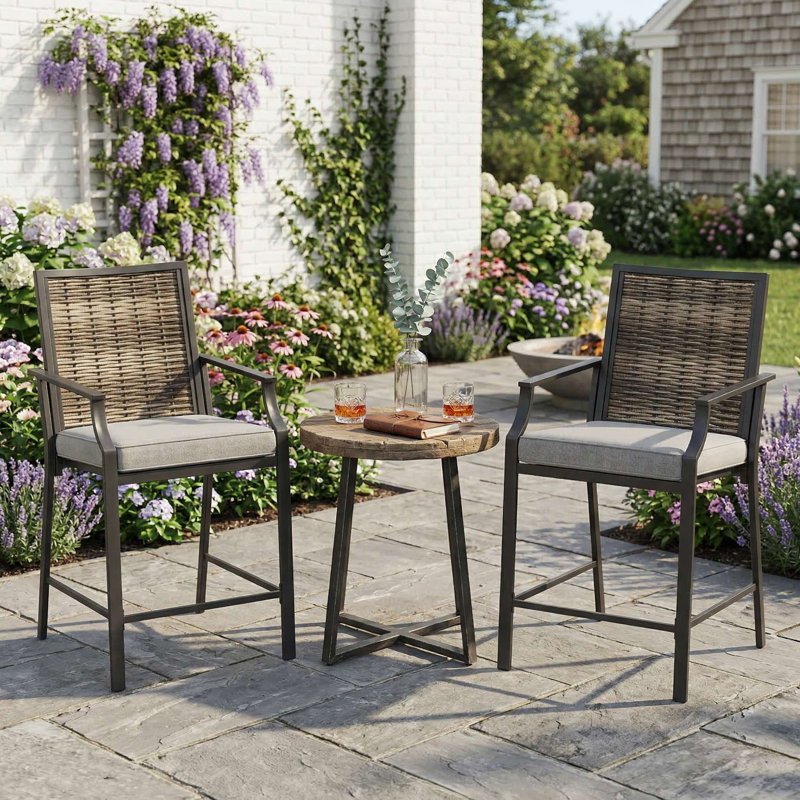 Ensemble de 2 chaises de bar en rotin PE à hauteur de comptoir toutes saisons, accoudoirs rembourrés ergonomiques et repose-pieds antidérapant stable, structure renforcée antirouille
