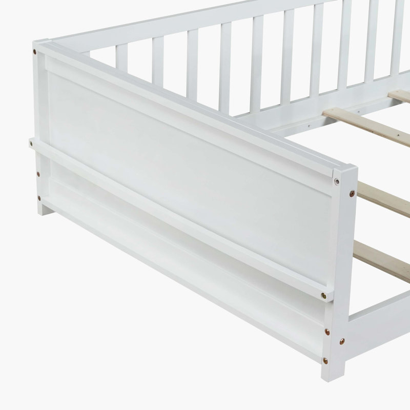 Lit plateforme simple blanc avec support à livres intégré pour un rangement pratique