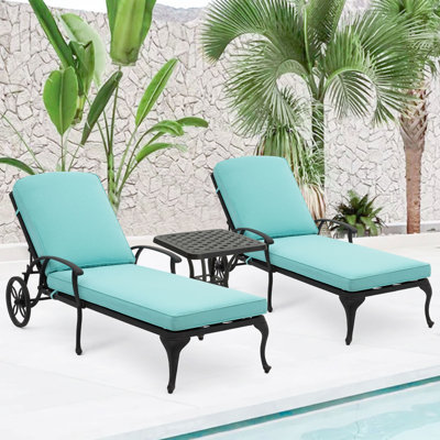 Chaise longue d'extérieur - Ensemble de 2 chaises de piscine avec coussin et 1 table d'appoint de patio en fonte d'aluminium avec roulettes et inclinable réglable (coussin cyan)