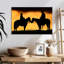 Lelar Cowboy et Cowgirl sur leurs chevaux au coucher du soleil-107681215