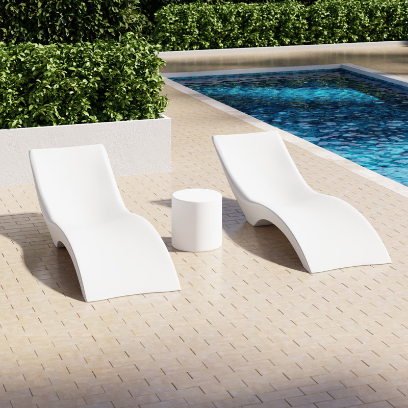 Chaise longue d'extérieur en résine moulée avec table