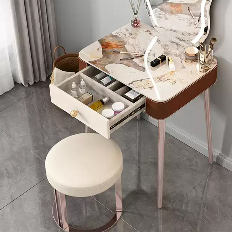 Commode délicate pour ranger une table de maquillage