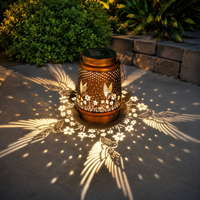 This 1 Pack hummingbird solar lantern uses a waterproof metal hanging design with IP65 protection and decorative LED lighting for garden decor or as a birthday gift for women and a gift for Mom. For outdoor use.