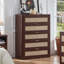 Ensemble de 3 meubles de chambre bohèmes en bois, comprenant une commode à 5 tiroirs et une table de chevet à 1 tiroir avec station de recharge, en rotin.-1119488276-1119488278