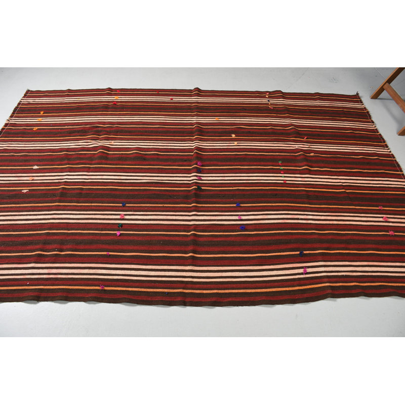 Kilim turc rayé à la main en brun et rouge pour un grand salon ou un espace bohème offrant une touche décorative rétro
