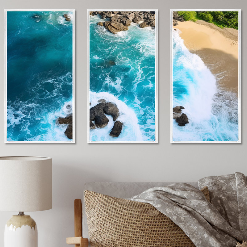 Vue aérienne de la plage rocheuse I - art mural plage et océan, Cadre flottant blanc, H 40 po x l 61 po x P 1 po
