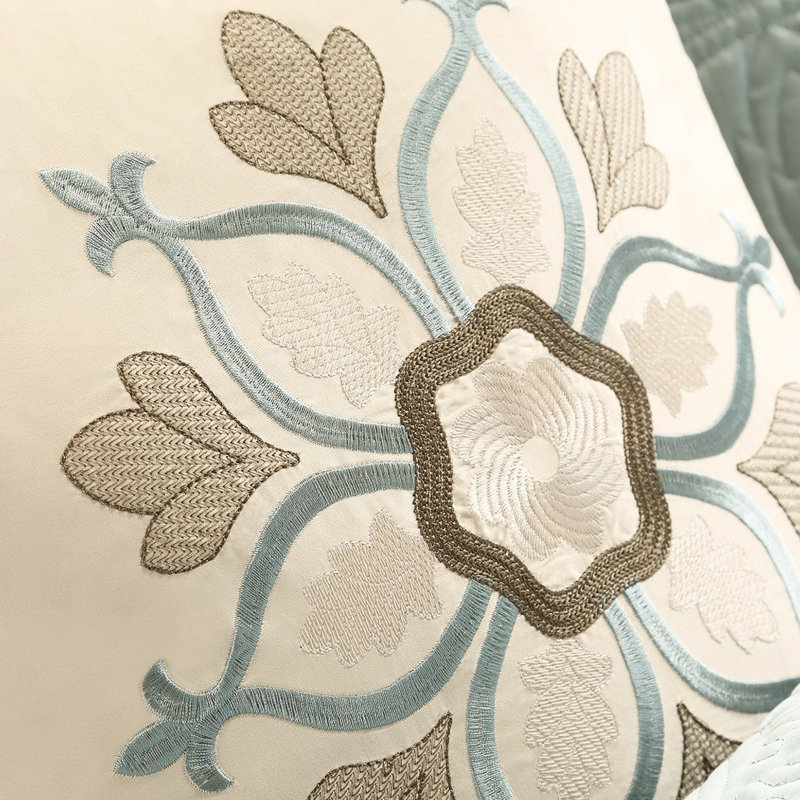 Édredon pour très grand lit 9 pièces en bleu Charmeuse avec coussins décoratifs brodés et taies décoratives