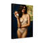 Femme à la mode en lingerie tenant un paquet de cigares-55141283
