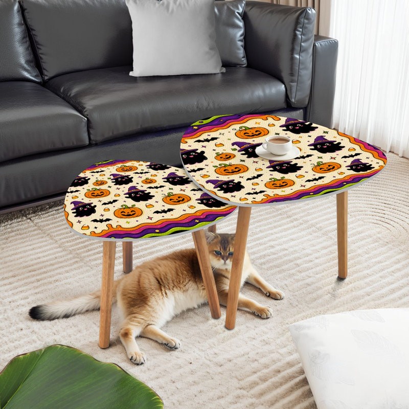 Ensemble de 2 tables basses gigognes triangulaires modernes, motif fantôme, citrouilles, chauves-souris et bonbons d'Halloween, style milieu du siècle. Tables d'appoint empilables, petites tables de chevet pour salon, chambre, appartement, décoration intérieure.