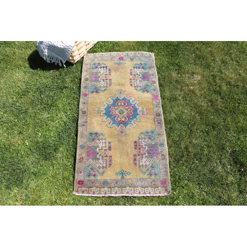 Petit tapis turc rétro en jaune idéal pour la décoration de chambre à coucher et offrant une esthétique antique