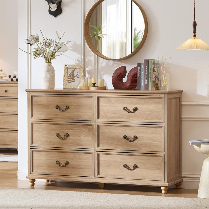 Commode de style champêtre de 137 cm (54 pouces) à 6 tiroirs avec pieds en bois massif en forme de gourde, façades de tiroirs géométriques et poignées couleur laiton antique