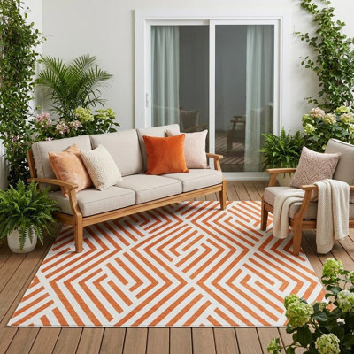 Tapis extérieur lavable géométrique orange et blanc HomeRoots 5 pi x 8 pi