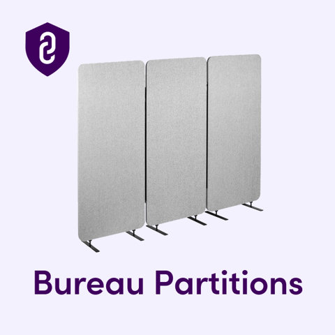 Cloison de bureau composée de trois panneaux gris sur pieds noirs.