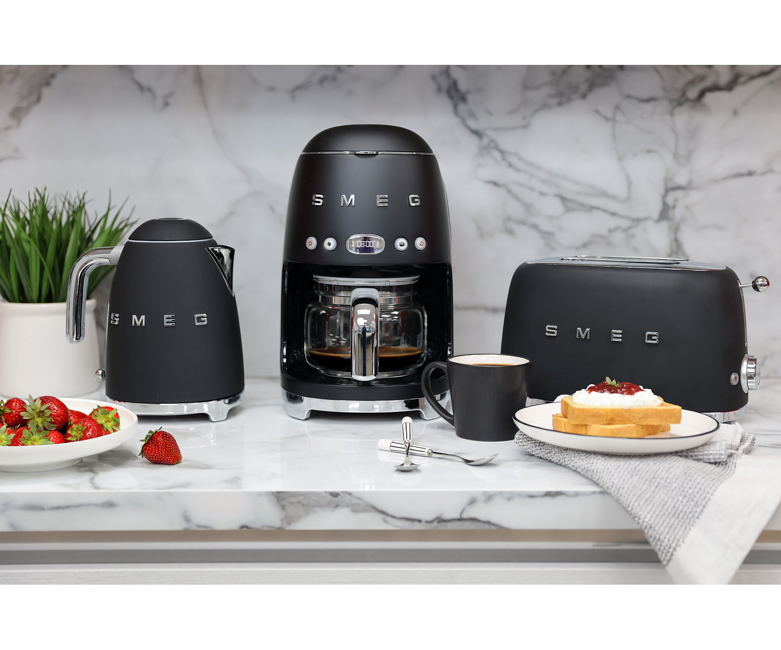 SMEG 50s Style 7-Cup Electric Kettle, Matte Black