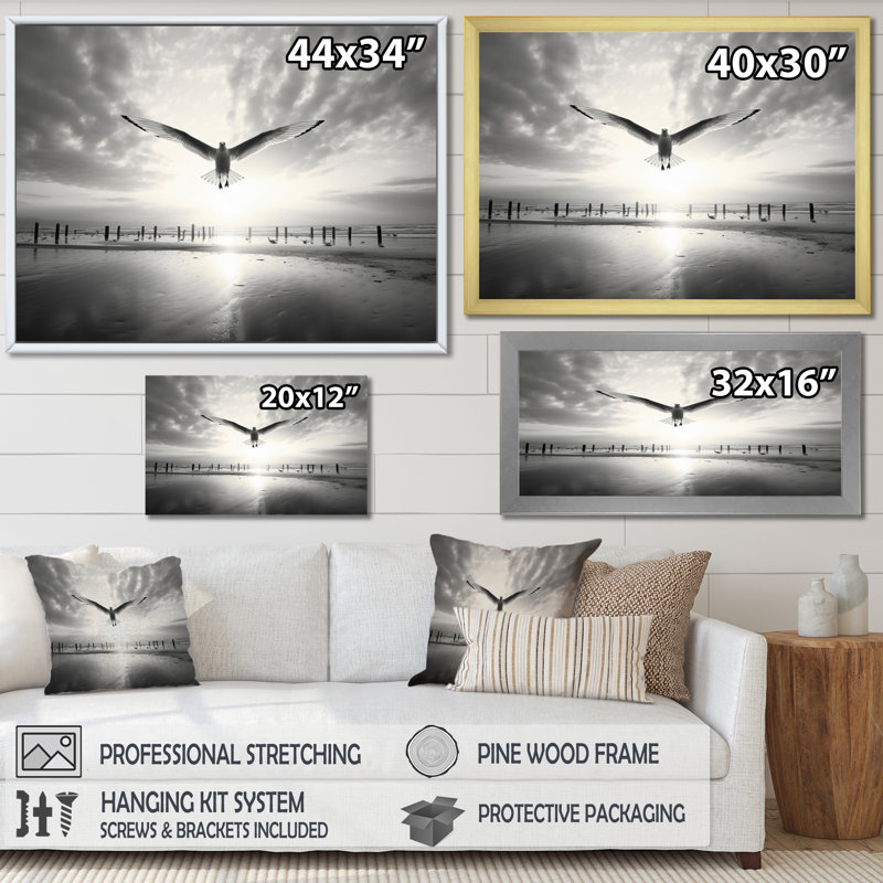 Gray Beach Seagulls In Flight III, reproduction d'art sur toile, H 34 po x l 44 po, Toile tendue