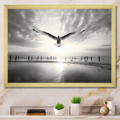 Gray Beach Seagulls In Flight III, reproduction d'art sur toile