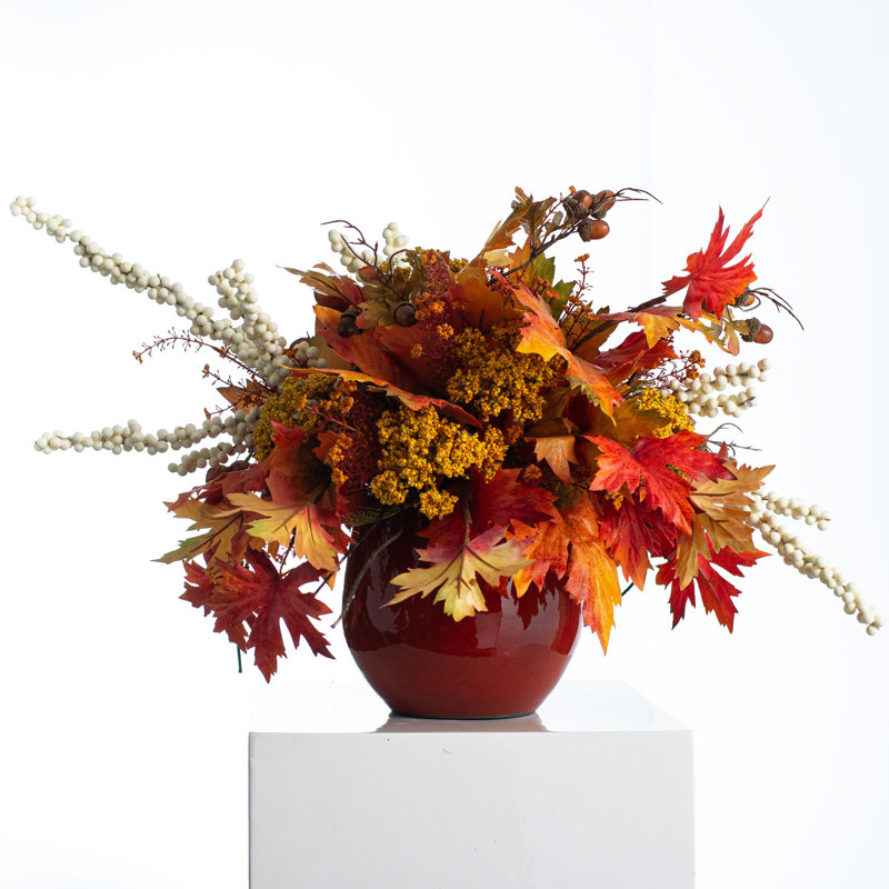 Arrangement floral mélangé dans un vase