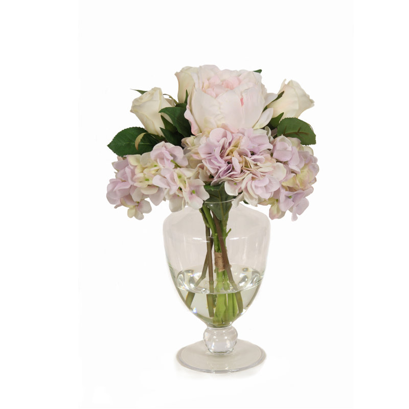 Centre de table dans un vase lavande, hortensia, roses et pivoines