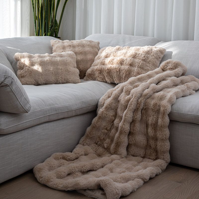 Coussin en fausse fourrure surdimensionné ultra-doux avec insert Nuage Beige, 20 po x 20 po, peluche haute, H 20 po x l 20 po