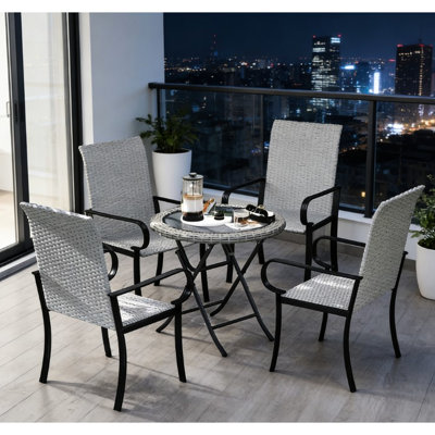Ensemble de quatre chaises d'extérieur grises en polyéthylène, à dossier haut et accoudoirs, élégantes et tressées à la main, pour terrasse et espaces intérieurs.