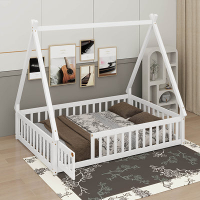 Lit de sol en forme de tente avec garde-corps, lattes et porte, parfait pour les chambres d'enfants et les espaces de sommeil ludiques