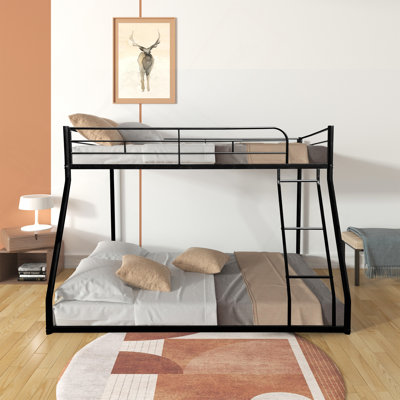 Lit simple au-dessus d'un lit double