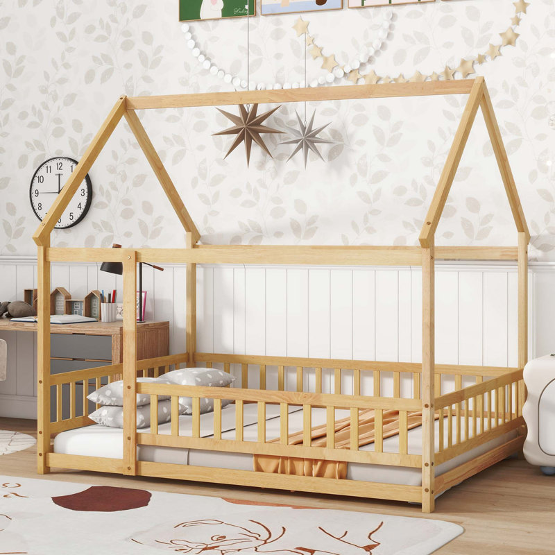 Lit en bois avec structure de toit et garde-corps