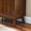 Buffet avec tablettes réglables et pieds en bois massif de style Mid-Century-129460608