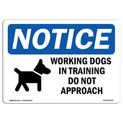 Les chiens qui travaillent à l'entraînement signent avec le symbole