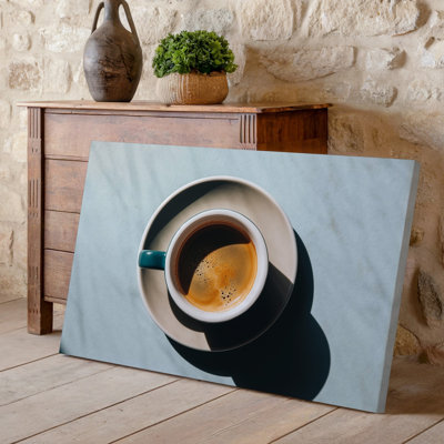 Toile, composition minimaliste avec vue de haut en bas d'une petite tasse à café ronde remplie de café brun riche, art mural sur toile