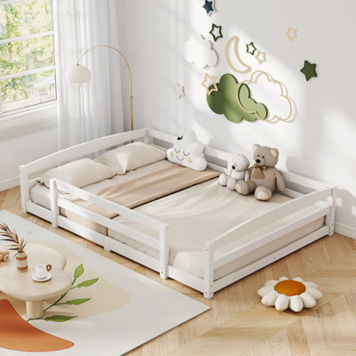 Lit de sol pour tout-petits Montessori avec portes ouvertes et rails de sécurité