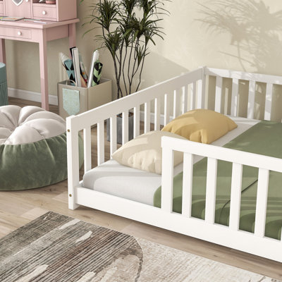 Lit double en bois d'hévéa pleine grandeur sans porte, lit de clôture pour enfants avec barrières de sécurité, cadre de lit pour tout-petit de style Montessori, blanc