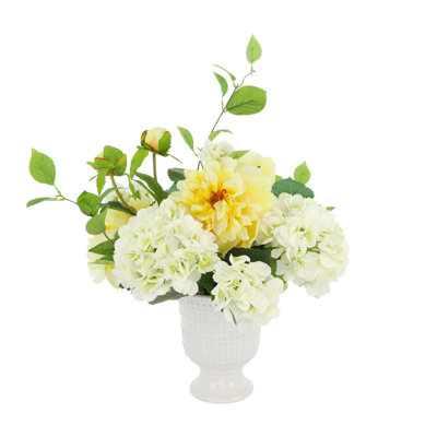 Pivoines et hortensias disposés dans un vase en céramique