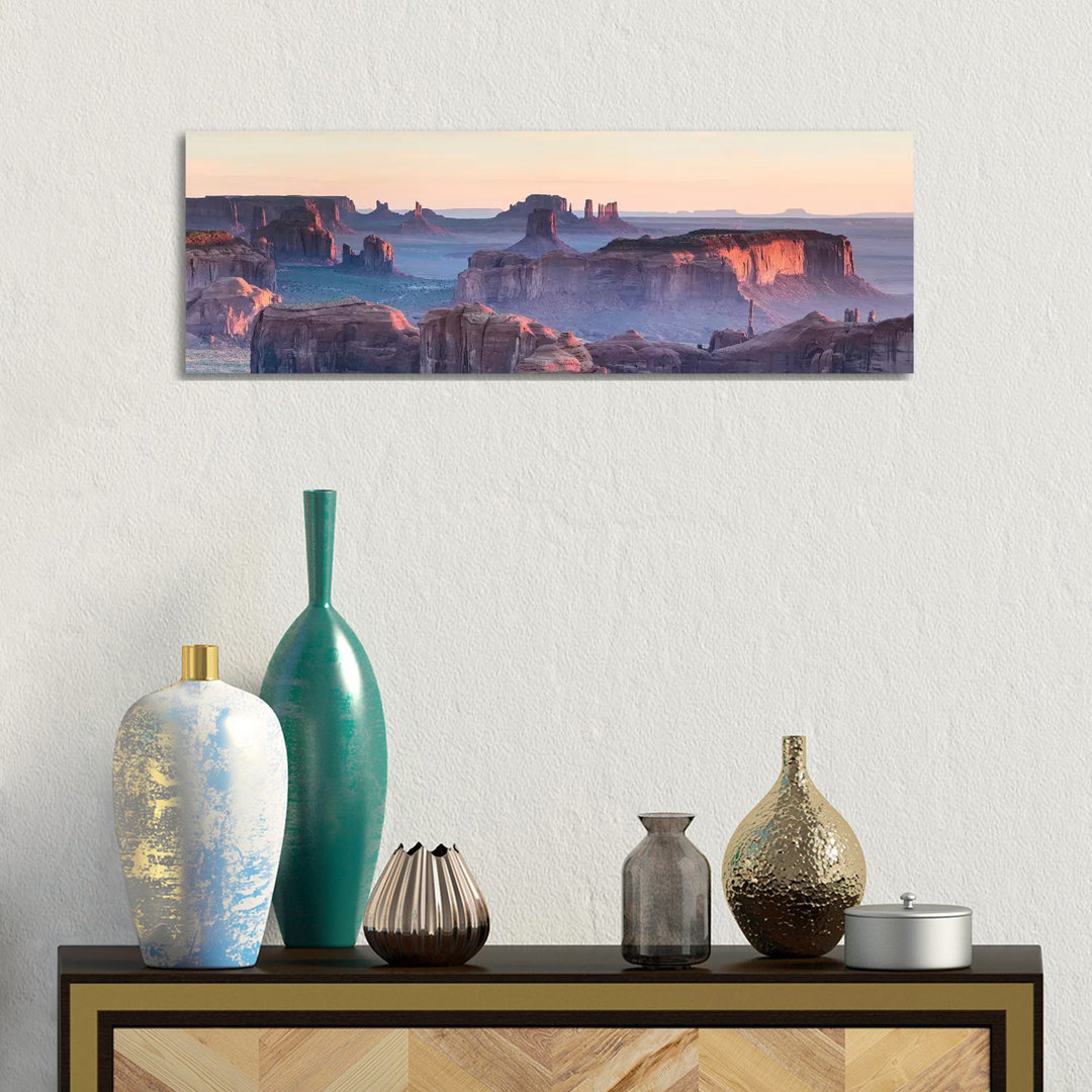 Hunt's Mesa Panorama, Monument Valley II von Matteo Colombo - Galerie-verpackte Leinwand Giclée