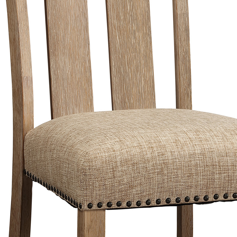 2 chaises beiges et érable - créent une ambiance dans le salon principal