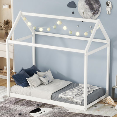 Lit simple en bois