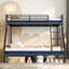 Lit superposé en métal avec 2 matelas simples au dessus d'un lit double-132143897