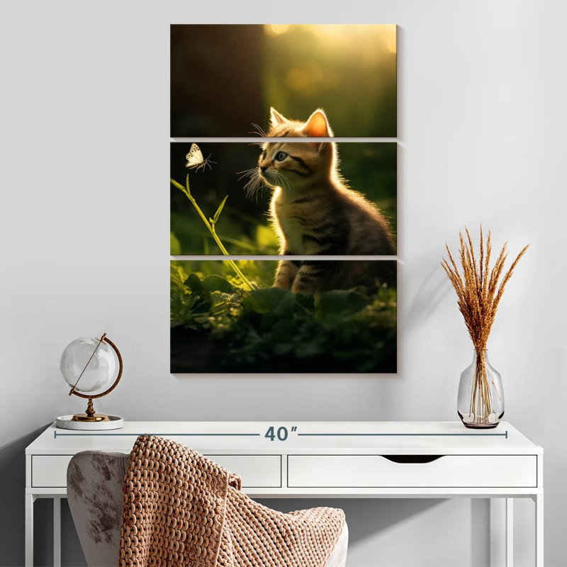 Chaton Brampt regardant un papillon, H 32 po x l 20 po