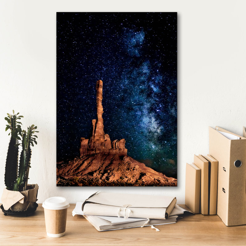 Toile épique Graffiti «A Totem Pole Night Sky» par David Drost, 18 po x 26 po