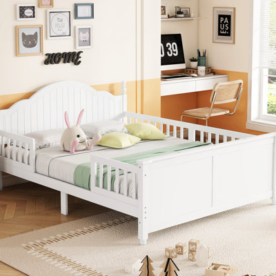 Lit double bas en bois blanc avec barres de protection et style esthétique.