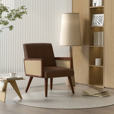 Fauteuil moderne en rotin avec pieds en bois d'hévéa massif, accoudoirs en canne naturelle, siège en mousse haute densité 25D, 23L * 23W * 31,5H, finition écologique, utilisé comme chaise de salle à manger, chaise de lecture, chaise de terrasse, et